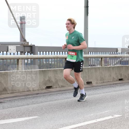 03.10.2025 - Köhlbrandbrückenlauf Lena Gebhardt http://msf.ph/oto/9203177 03.10.2025 15:52:03 Position 2 9337 meine-sportfotos.de