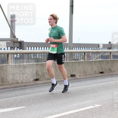03.10.2025 - Köhlbrandbrückenlauf Lena Gebhardt http://msf.ph/oto/9203178 03.10.2025 15:52:03 Position 2 9337 meine-sportfotos.de