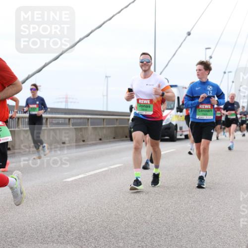 03.10.2025 - Köhlbrandbrückenlauf Lena Gebhardt http://msf.ph/oto/9203225 03.10.2025 15:52:13 Position 2 9608, 7810, 7906 meine-sportfotos.de