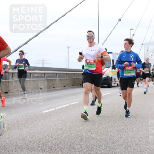 03.10.2025 - Köhlbrandbrückenlauf Lena Gebhardt http://msf.ph/oto/9203226 03.10.2025 15:52:13 Position 2 9608, 7810, 7906 meine-sportfotos.de