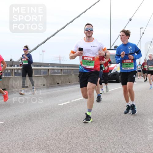 03.10.2025 - Köhlbrandbrückenlauf Lena Gebhardt http://msf.ph/oto/9203228 03.10.2025 15:52:13 Position 2 7810, 7906 meine-sportfotos.de