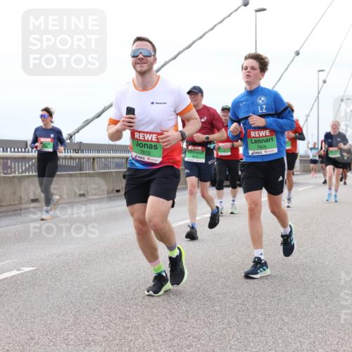 03.10.2025 - Köhlbrandbrückenlauf Lena Gebhardt http://msf.ph/oto/9203229 03.10.2025 15:52:14 Position 2 7810, 8978, 7906 meine-sportfotos.de
