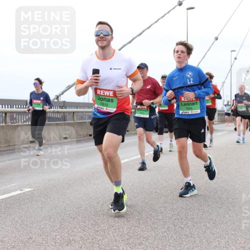 03.10.2025 - Köhlbrandbrückenlauf Lena Gebhardt http://msf.ph/oto/9203230 03.10.2025 15:52:14 Position 2 7810, 8978, 7906 meine-sportfotos.de