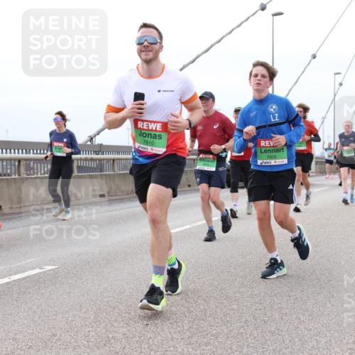 03.10.2025 - Köhlbrandbrückenlauf Lena Gebhardt http://msf.ph/oto/9203231 03.10.2025 15:52:14 Position 2 7810, 8978, 7906 meine-sportfotos.de