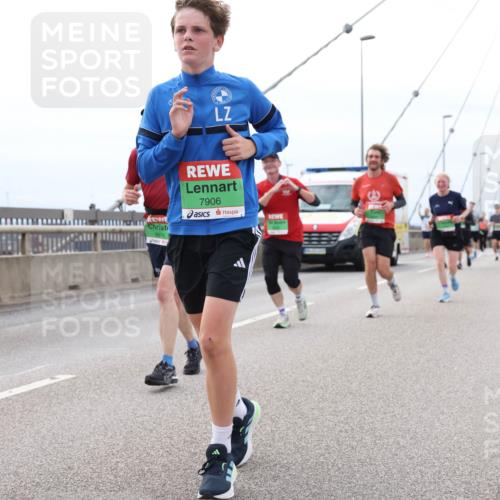 03.10.2025 - Köhlbrandbrückenlauf Lena Gebhardt http://msf.ph/oto/9203235 03.10.2025 15:52:15 Position 2 7906, 8978 meine-sportfotos.de