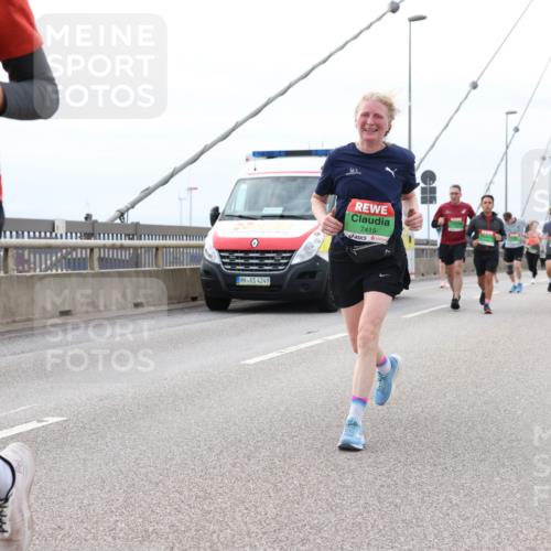 03.10.2025 - Köhlbrandbrückenlauf Lena Gebhardt http://msf.ph/oto/9203251 03.10.2025 15:52:17 Position 2 9396, 4249, 7415 meine-sportfotos.de