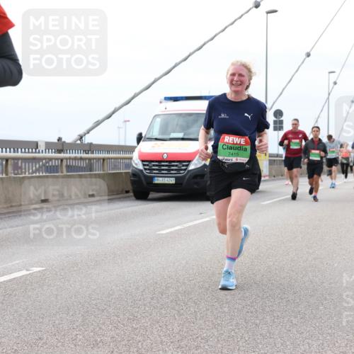 03.10.2025 - Köhlbrandbrückenlauf Lena Gebhardt http://msf.ph/oto/9203252 03.10.2025 15:52:17 Position 2 4249, 7415 meine-sportfotos.de