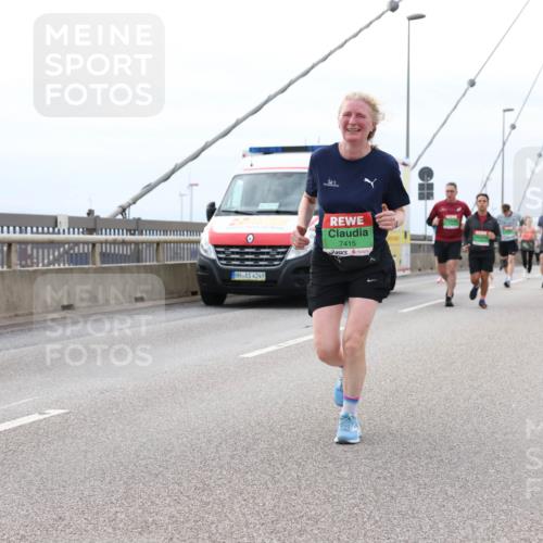 03.10.2025 - Köhlbrandbrückenlauf Lena Gebhardt http://msf.ph/oto/9203253 03.10.2025 15:52:17 Position 2 4249, 7415 meine-sportfotos.de