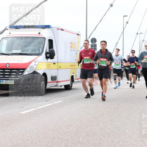 03.10.2025 - Köhlbrandbrückenlauf Lena Gebhardt http://msf.ph/oto/9203256 03.10.2025 15:52:19 Position 2 42, 85, 1, 4249, 1, 7728, 7119 meine-sportfotos.de