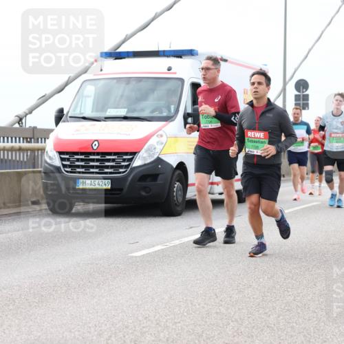 03.10.2025 - Köhlbrandbrückenlauf Lena Gebhardt http://msf.ph/oto/9203260 03.10.2025 15:52:20 Position 2 42, 85, 4, 4249, 7704, 7728, 7119 meine-sportfotos.de