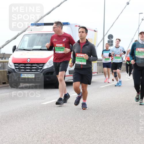 03.10.2025 - Köhlbrandbrückenlauf Lena Gebhardt http://msf.ph/oto/9203262 03.10.2025 15:52:20 Position 2 42, 85, 4249, 7704, 7728, 7119 meine-sportfotos.de