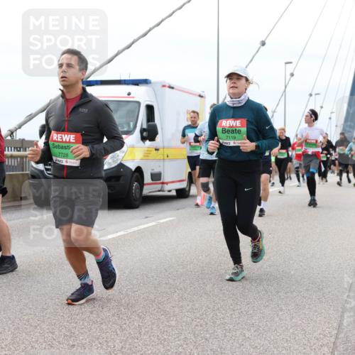 03.10.2025 - Köhlbrandbrückenlauf Lena Gebhardt http://msf.ph/oto/9203266 03.10.2025 15:52:21 Position 2 774, 7728, 7119 meine-sportfotos.de