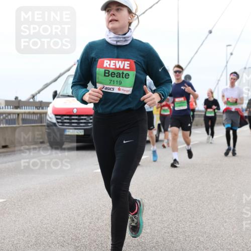 03.10.2025 - Köhlbrandbrückenlauf Lena Gebhardt http://msf.ph/oto/9203268 03.10.2025 15:52:23 Position 2 11, 7119 meine-sportfotos.de