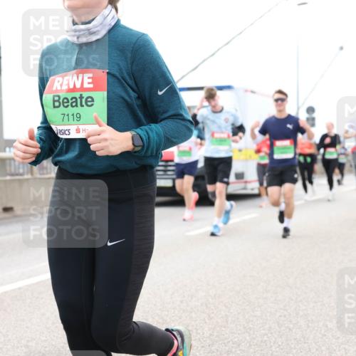 03.10.2025 - Köhlbrandbrückenlauf Lena Gebhardt http://msf.ph/oto/9203270 03.10.2025 15:52:23 Position 2 7119 meine-sportfotos.de