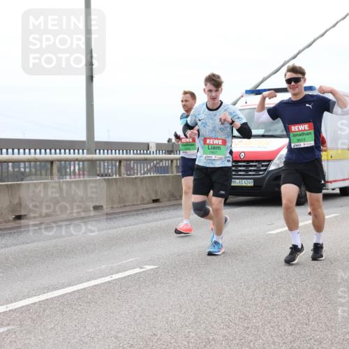 03.10.2025 - Köhlbrandbrückenlauf Lena Gebhardt http://msf.ph/oto/9203273 03.10.2025 15:52:24 Position 2 7907, 4249, 9653, 9427 meine-sportfotos.de