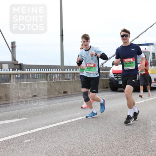 03.10.2025 - Köhlbrandbrückenlauf Lena Gebhardt http://msf.ph/oto/9203276 03.10.2025 15:52:24 Position 2 7907, 9653 meine-sportfotos.de