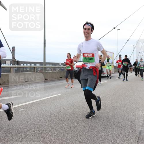 03.10.2025 - Köhlbrandbrückenlauf Lena Gebhardt http://msf.ph/oto/9203282 03.10.2025 15:52:26 Position 2 9653, 9427 meine-sportfotos.de