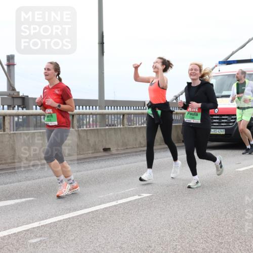 03.10.2025 - Köhlbrandbrückenlauf Lena Gebhardt http://msf.ph/oto/9203286 03.10.2025 15:52:27 Position 2 7572, 7188, 4249 meine-sportfotos.de
