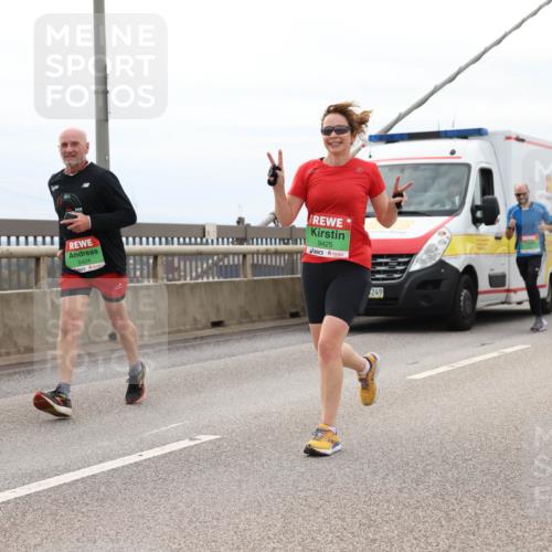 03.10.2025 - Köhlbrandbrückenlauf Lena Gebhardt http://msf.ph/oto/9203318 03.10.2025 15:52:37 Position 2 9424, 9425, 249 meine-sportfotos.de