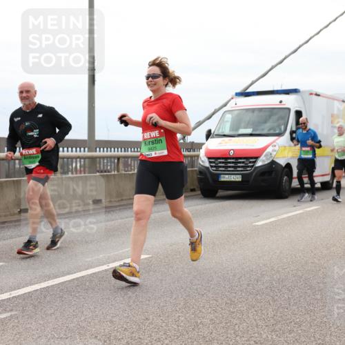 03.10.2025 - Köhlbrandbrückenlauf Lena Gebhardt http://msf.ph/oto/9203320 03.10.2025 15:52:37 Position 2 9424, 9425, 4249 meine-sportfotos.de