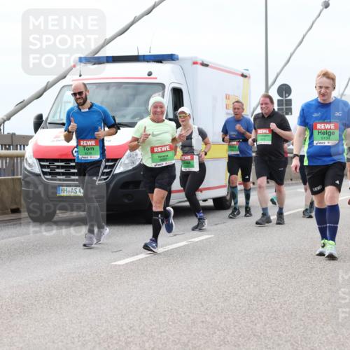 03.10.2025 - Köhlbrandbrückenlauf Lena Gebhardt http://msf.ph/oto/9203324 03.10.2025 15:52:38 Position 2 4, 8419, 9682, 9134 meine-sportfotos.de