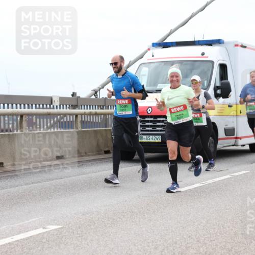 03.10.2025 - Köhlbrandbrückenlauf Lena Gebhardt http://msf.ph/oto/9203325 03.10.2025 15:52:39 Position 2 42, 85, 8419, 9682, 4249, 7733, 7977 meine-sportfotos.de