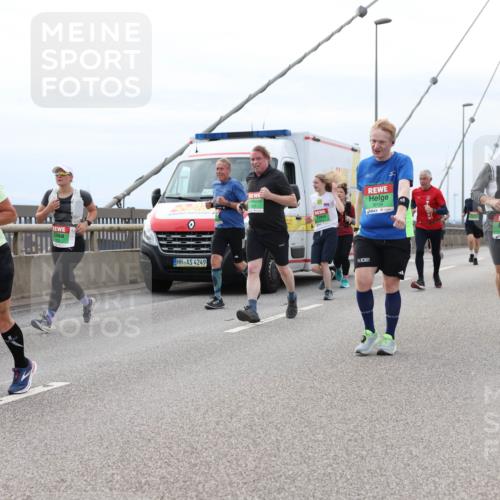 03.10.2025 - Köhlbrandbrückenlauf Lena Gebhardt http://msf.ph/oto/9203332 03.10.2025 15:52:40 Position 2 8419, 9682, 4249, 9134 meine-sportfotos.de