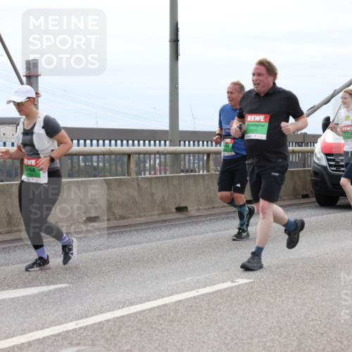 03.10.2025 - Köhlbrandbrückenlauf Lena Gebhardt http://msf.ph/oto/9203339 03.10.2025 15:52:41 Position 2 7977, 4249, 2, 85, 4 meine-sportfotos.de
