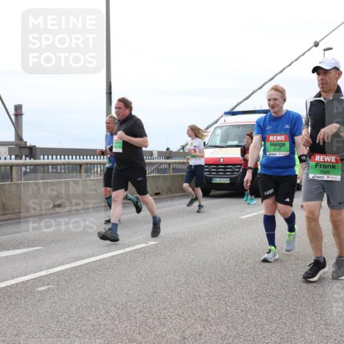 03.10.2025 - Köhlbrandbrückenlauf Lena Gebhardt http://msf.ph/oto/9203340 03.10.2025 15:52:41 Position 2 4249, 201, 9134, 7689 meine-sportfotos.de