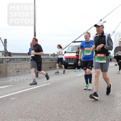 03.10.2025 - Köhlbrandbrückenlauf Lena Gebhardt http://msf.ph/oto/9203342 03.10.2025 15:52:41 Position 2 4249, 9134, 7689 meine-sportfotos.de