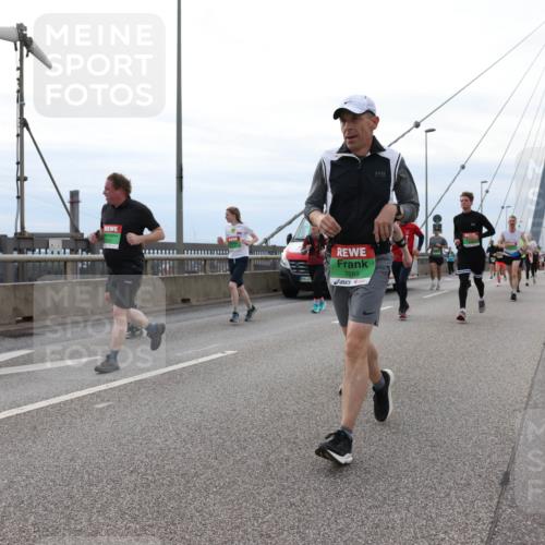 03.10.2025 - Köhlbrandbrückenlauf Lena Gebhardt http://msf.ph/oto/9203344 03.10.2025 15:52:42 Position 2 7689 meine-sportfotos.de