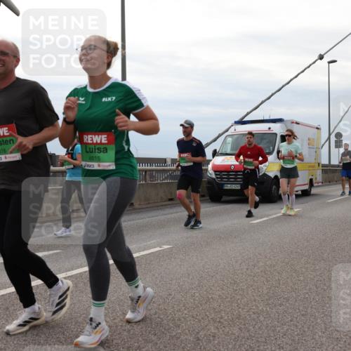 03.10.2025 - Köhlbrandbrückenlauf Lena Gebhardt http://msf.ph/oto/9203385 03.10.2025 15:52:54 Position 2 7, 8816, 8815, 4249 meine-sportfotos.de