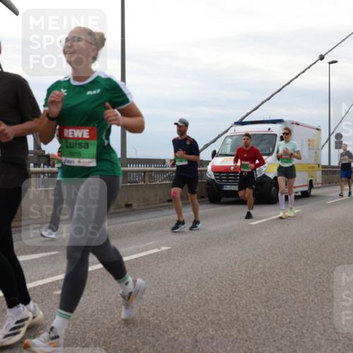 03.10.2025 - Köhlbrandbrückenlauf Lena Gebhardt http://msf.ph/oto/9203386 03.10.2025 15:52:54 Position 2 8816, 8815, 424 meine-sportfotos.de