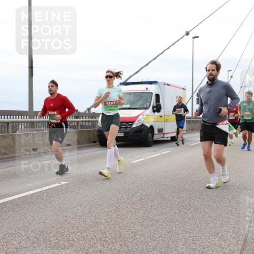 03.10.2025 - Köhlbrandbrückenlauf Lena Gebhardt http://msf.ph/oto/9203388 03.10.2025 15:52:55 Position 2 8227, 54249 meine-sportfotos.de