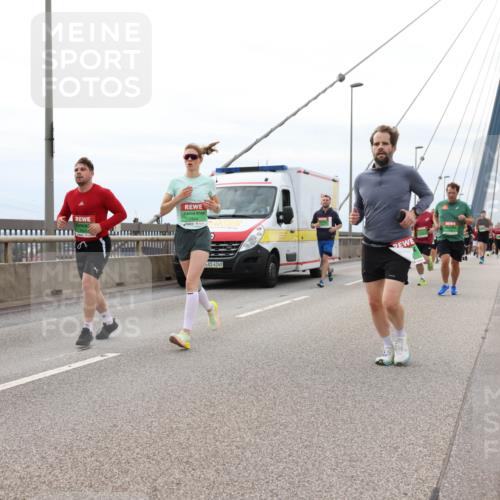 03.10.2025 - Köhlbrandbrückenlauf Lena Gebhardt http://msf.ph/oto/9203389 03.10.2025 15:52:55 Position 2 8227, 4249 meine-sportfotos.de