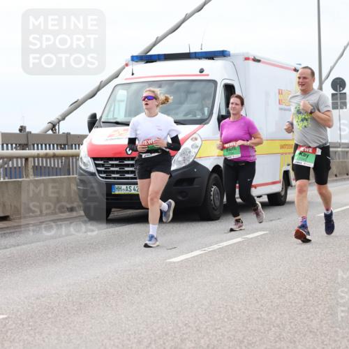 03.10.2025 - Köhlbrandbrückenlauf Lena Gebhardt http://msf.ph/oto/9203408 03.10.2025 15:52:59 Position 2 42, 7734, 7243 meine-sportfotos.de