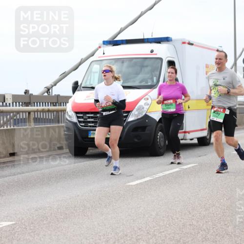 03.10.2025 - Köhlbrandbrückenlauf Lena Gebhardt http://msf.ph/oto/9203410 03.10.2025 15:52:59 Position 2 97, 9686, 7243, 4 meine-sportfotos.de