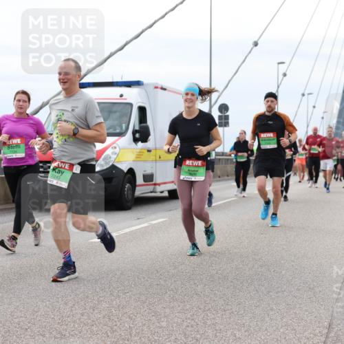 03.10.2025 - Köhlbrandbrückenlauf Lena Gebhardt http://msf.ph/oto/9203419 03.10.2025 15:53:01 Position 2 7734, 7243, 9686, 7749 meine-sportfotos.de