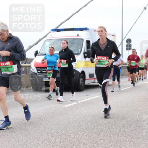 03.10.2025 - Köhlbrandbrückenlauf Lena Gebhardt http://msf.ph/oto/9203438 03.10.2025 15:53:04 Position 2 9, 7832, 7493, 7676 meine-sportfotos.de