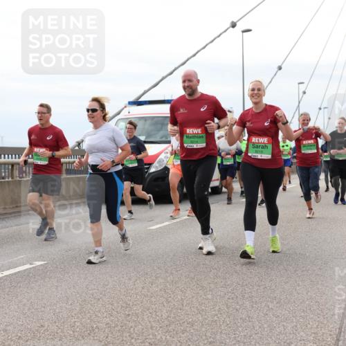 03.10.2025 - Köhlbrandbrückenlauf Lena Gebhardt http://msf.ph/oto/9203456 03.10.2025 15:53:08 Position 2 8214, 8215, 7718 meine-sportfotos.de