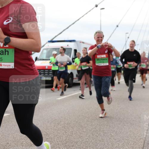03.10.2025 - Köhlbrandbrückenlauf Lena Gebhardt http://msf.ph/oto/9203465 03.10.2025 15:53:09 Position 2 8215, 7716 meine-sportfotos.de