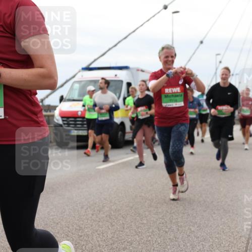 03.10.2025 - Köhlbrandbrückenlauf Lena Gebhardt http://msf.ph/oto/9203466 03.10.2025 15:53:09 Position 2 8215, 7718 meine-sportfotos.de