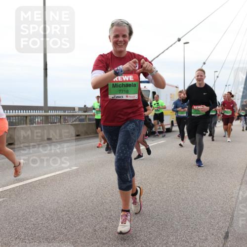 03.10.2025 - Köhlbrandbrückenlauf Lena Gebhardt http://msf.ph/oto/9203472 03.10.2025 15:53:10 Position 2 7718 meine-sportfotos.de