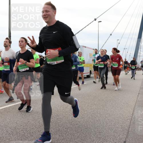03.10.2025 - Köhlbrandbrückenlauf Lena Gebhardt http://msf.ph/oto/9203478 03.10.2025 15:53:11 Position 2 7214, 8457 meine-sportfotos.de