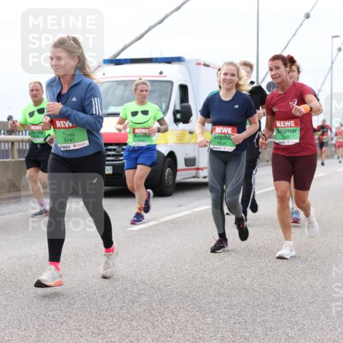 03.10.2025 - Köhlbrandbrückenlauf Lena Gebhardt http://msf.ph/oto/9203479 03.10.2025 15:53:12 Position 2 9741, 8504, 9069, 8161 meine-sportfotos.de
