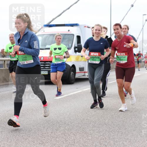 03.10.2025 - Köhlbrandbrückenlauf Lena Gebhardt http://msf.ph/oto/9203480 03.10.2025 15:53:12 Position 2 9741, 4249, 8181, 8504, 9069 meine-sportfotos.de
