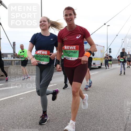 03.10.2025 - Köhlbrandbrückenlauf Lena Gebhardt http://msf.ph/oto/9203491 03.10.2025 15:53:13 Position 2 8504, 9069 meine-sportfotos.de