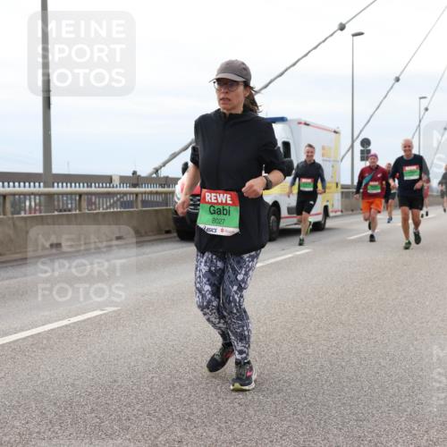 03.10.2025 - Köhlbrandbrückenlauf Lena Gebhardt http://msf.ph/oto/9203500 03.10.2025 15:53:16 Position 2 8027 meine-sportfotos.de