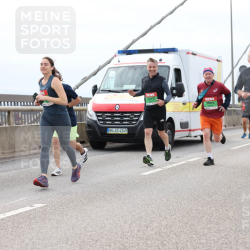 03.10.2025 - Köhlbrandbrückenlauf Lena Gebhardt http://msf.ph/oto/9203503 03.10.2025 15:53:17 Position 2 42, 85, 8381, 9155, 4249 meine-sportfotos.de