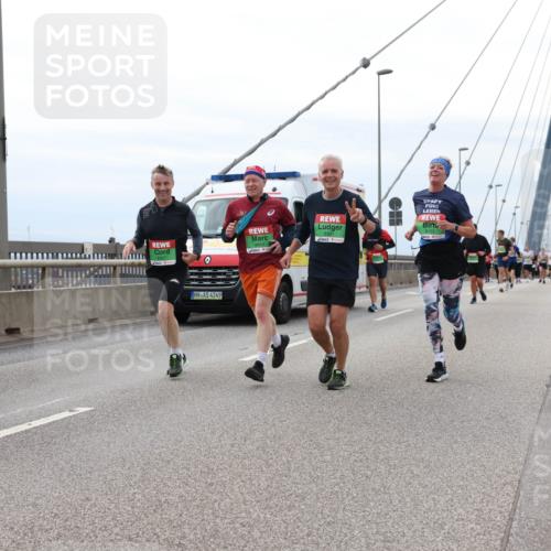 03.10.2025 - Köhlbrandbrückenlauf Lena Gebhardt http://msf.ph/oto/9203508 03.10.2025 15:53:18 Position 2 9472, 9155, 8654, 4249 meine-sportfotos.de